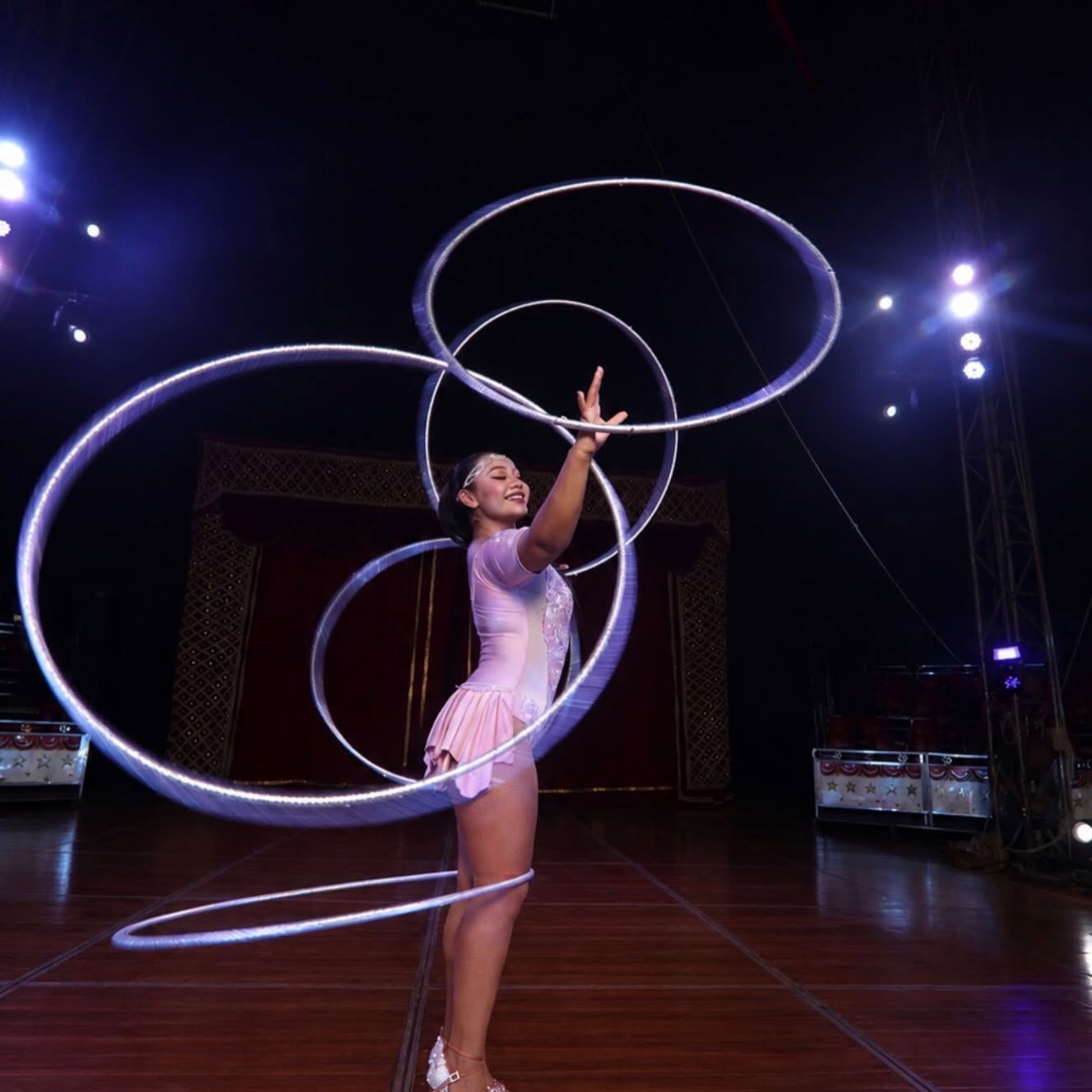 Artista de aros Circo Atayde Hermanos
